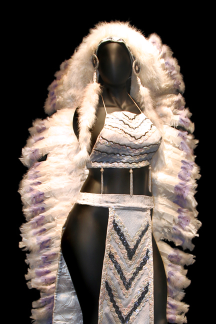 Feather-Drag-Costume-detail